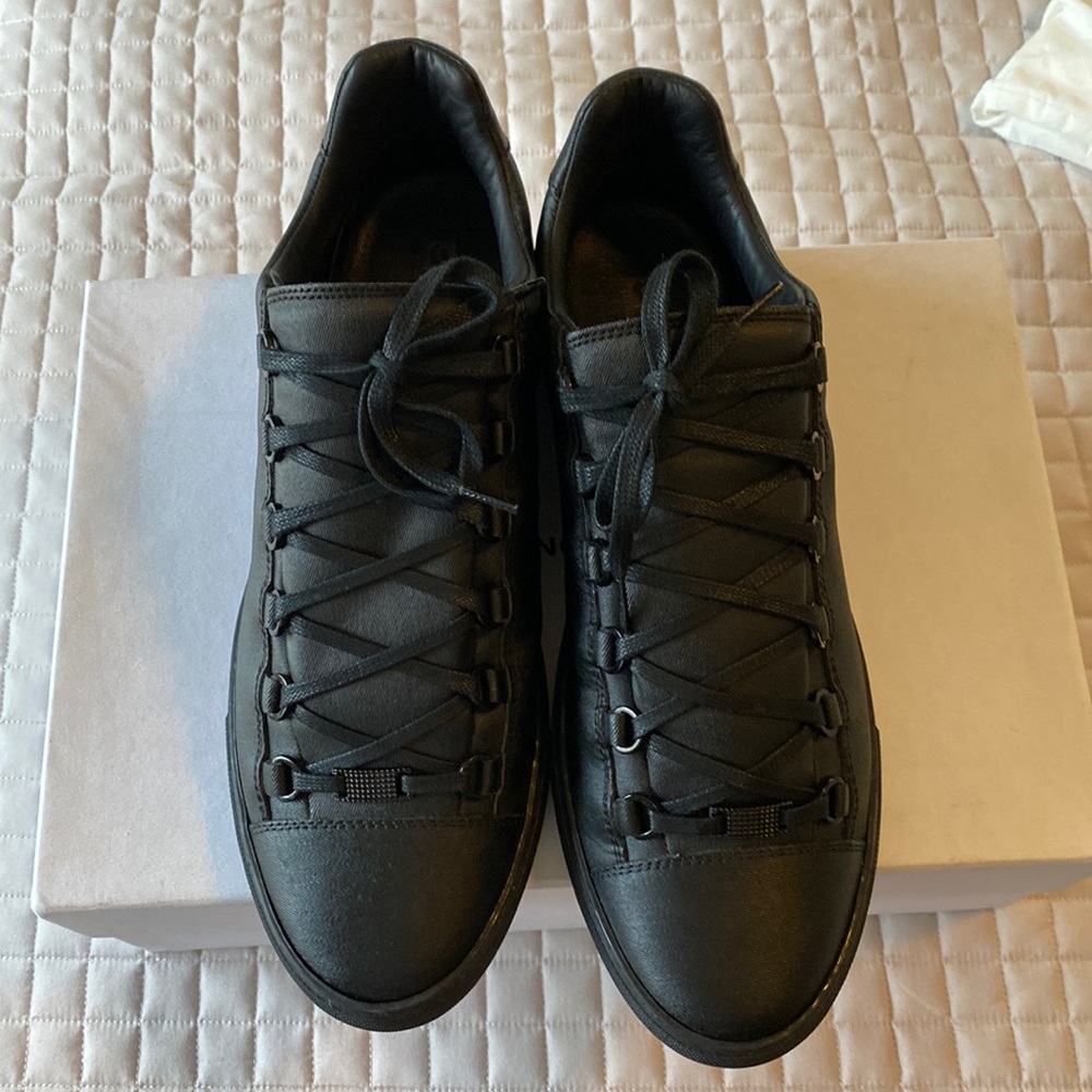Mens Balenciaga low sneakers size 44 (size 10.5)